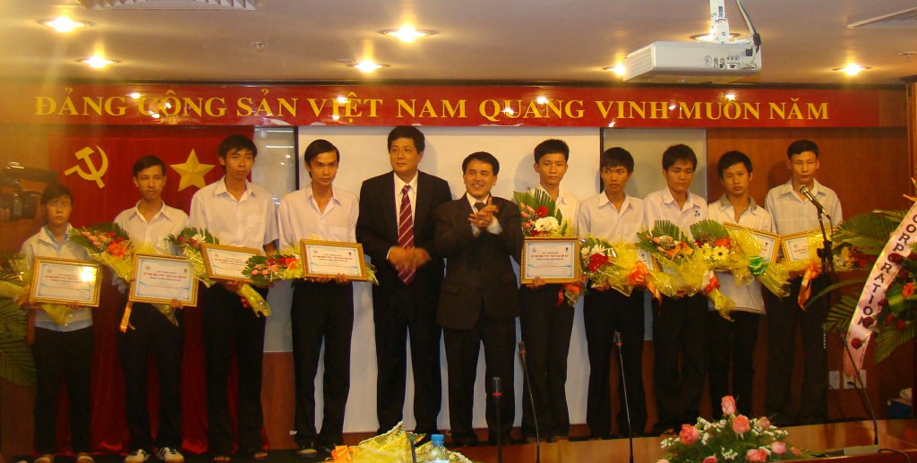 Trao học bổng cho sinh viên